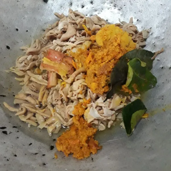 Siapkan wajan, masukkan usus ayam dan bumbu halus, jahe, lengkuas, daun salam, daun jeruk, kaldu bubuk, gula pasir dan tambahkan 700 ml atau 1 liter air, aduk rata. Masak sampai air menyusut dengan api kecil.