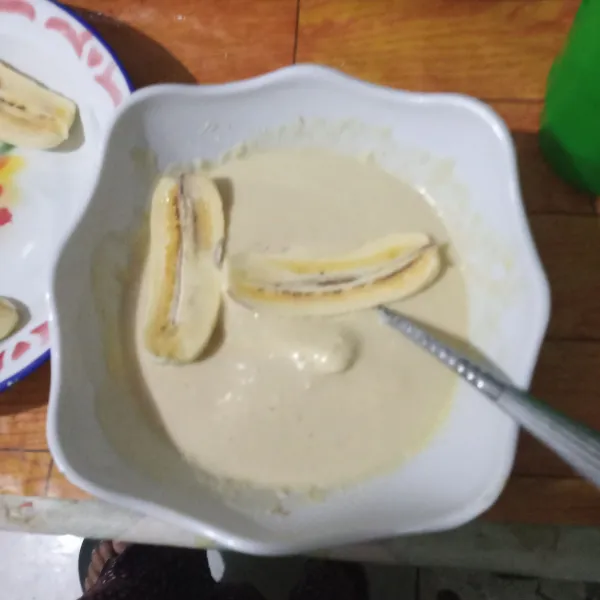 Celupkan pisang ke dalam adonan tepung. Balur rata.