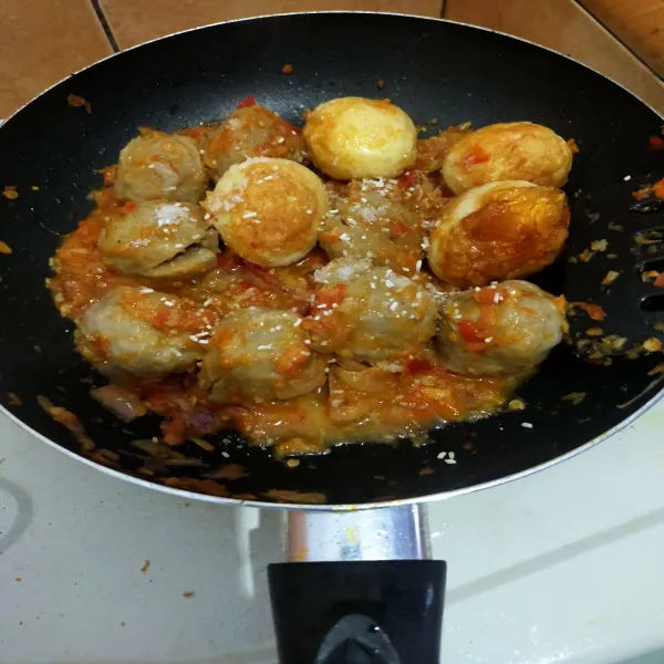 Masukkan telur, tambah dengan garam, gula, dan penyedap, lalu sesuaikan. Tambahkan air sedikit kemudian masak hingga matang.