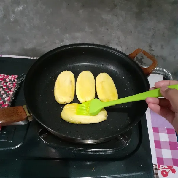 Masukkan ke dalam teflon. Olesi 2 sisi pisang dengan margarin. Bakar dengan api kecil.