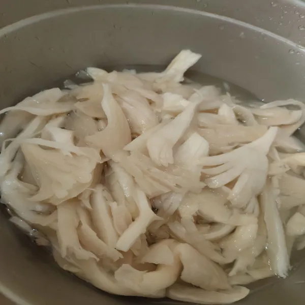 Cuci bersih jamur tiram dengan air garam dan bilas beberapa kali.