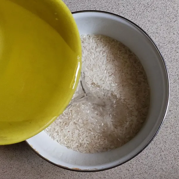 Siapkan beras lalu cuci bersih dan sisihkan.
