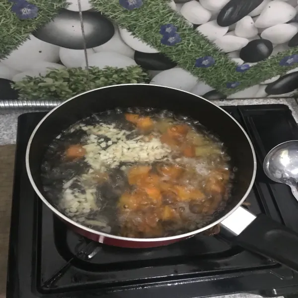 Masukkan wortel dan kentang, diamkan hingga setengah empuk