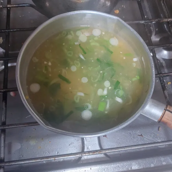 Masukkan saus tiram, kemudian tuang larutan tepung maizena.