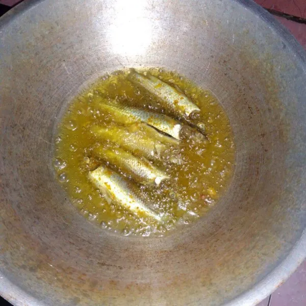 Goreng dalam minyak panas hingga kuning kecoklatan atau ikan matang, angkat dan tiriskan.