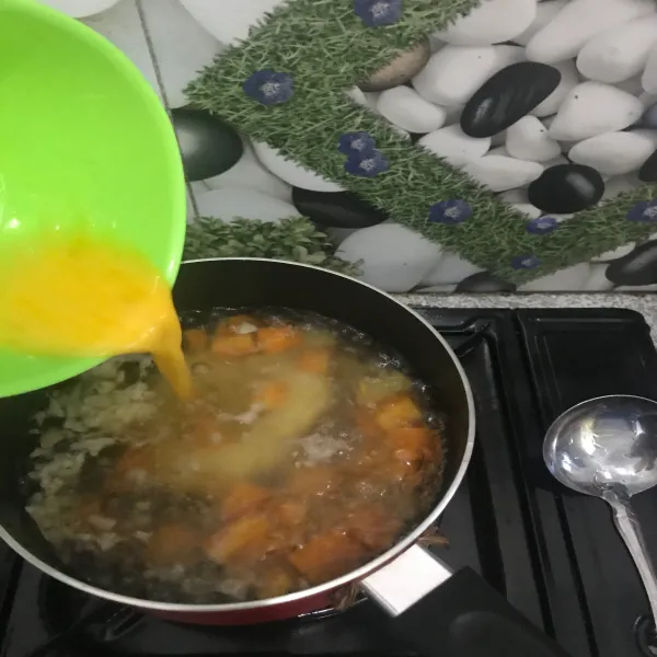 Masukkan telur yang sudah dikocok, aduk-aduk hingga merata.