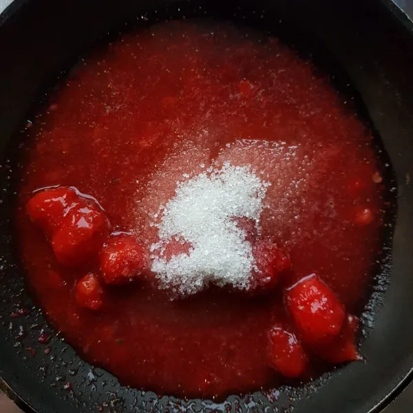 Untuk saus strawberry: siapkan teflon, masukkan strawberry dan gula pasir. Masak dengan apik kecil dan terus diaduk hingga gula larut dan mengental (konsistensi saus,tidak terlalu kental dan tidak terlalu cair/ sesuaikan dengan selera). Matikan api.