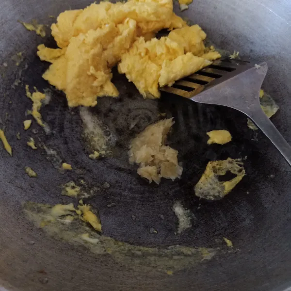 Tumis bawang putih dengan sedikit minyak sampai harum, lalu tumis campur dengan telur.
