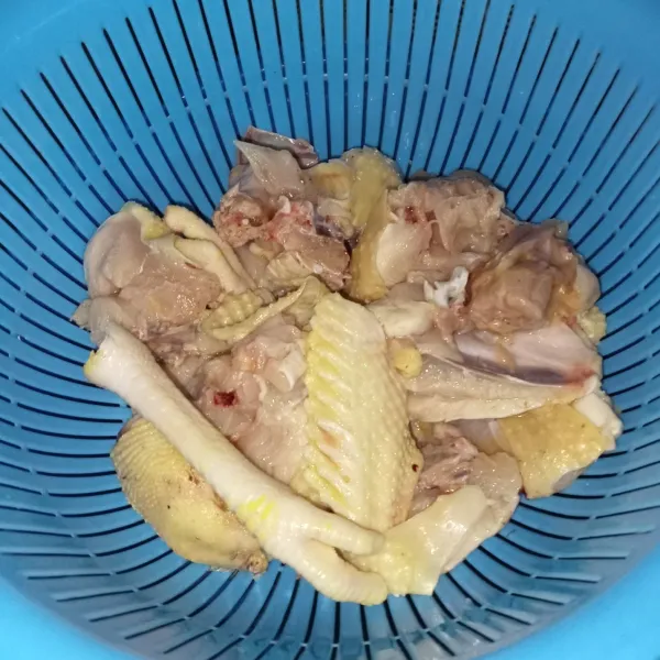 Potong-potong ayam sesuai selera.