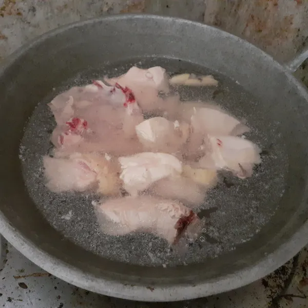 Cuci bersih daging ayam. Potong sesuai selera. Rebus sebentar untuk menghilangkan lemak luarnya.