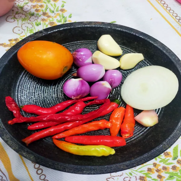 Ulek cabai merah, cabai rawit, bawang merah, bawang putih, dan tomat hingga halus. Lengkuas hanya digeprek dan iris tipis bawang bombay.