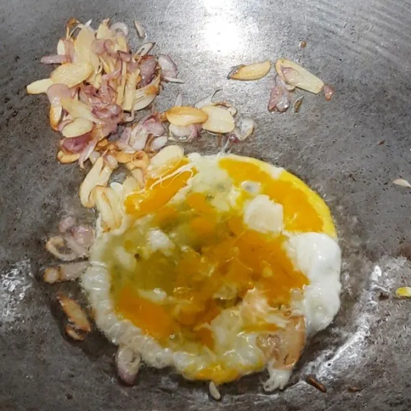 Tumis bawang hingga wangi, tambahkan telur buat orak-arik.