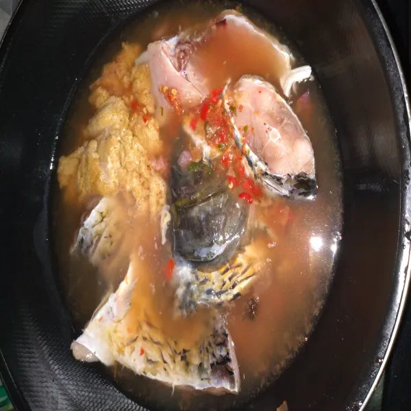 Rebus air dengan bumbu yang sudah dihaluskan tambahkan garam dan gula, masak hingga ikan berubah warna