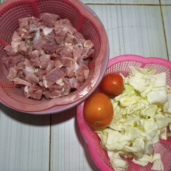 Siapkan bahan. Daging dipotong dadu, kol dan tomat dipotong kasar.