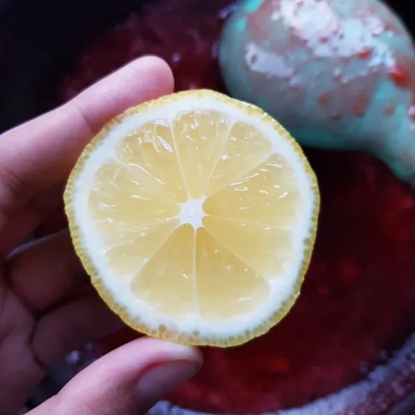 Beri 3 sdm perasan air jeruk lemon, aduk rata.