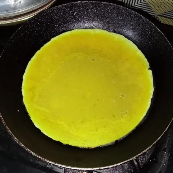 Panaskan margarin diatas teflon, tuang telur dan masak dengan api kecil.