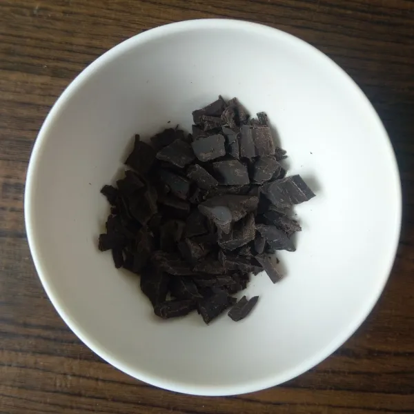 Potong-potong dark cooking chocolate. Sisihkan.