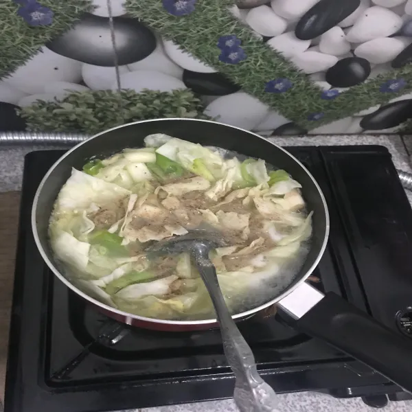 Masukkan sayuran lain, tambahkan garam, kaldu bubuk, dan lada bubuk.