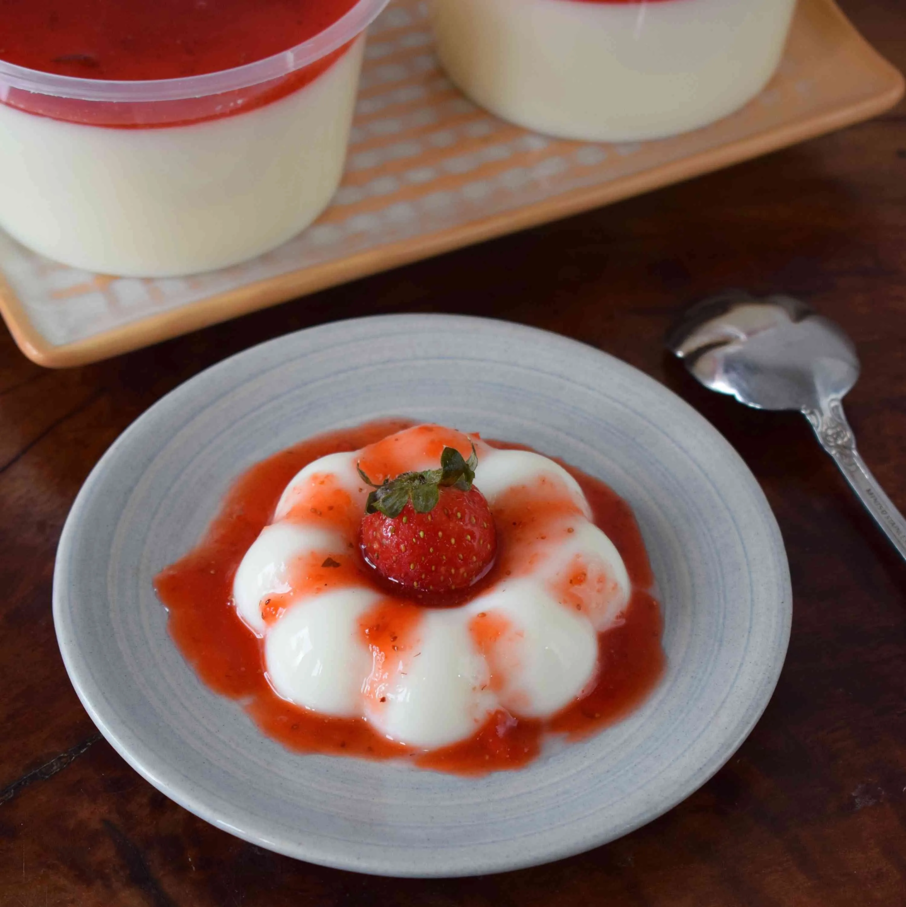 Puding Sutra Saus Strawberry