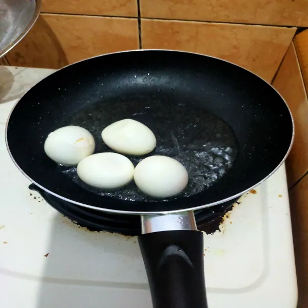 Siapkan telur rebus dan goreng di minyak panas, goreng dengan api kecil hingga coklat keemasan.