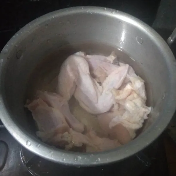 Didihkan air, rebus ayam 5 menit lalu buang airnya. Rebus kembali dengan 500 ml hingga setengah empuk.