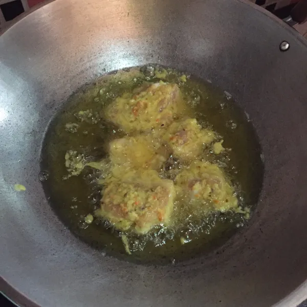 Setelah dimarinasi, goreng ayam sampai matang. Gunakan minyak yang sudah panas dan api sedang cenderung  kecil supaya ayam matang sampai dalam. Sajikan