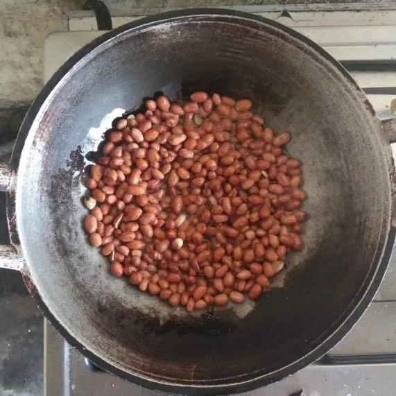 Goreng kacang tanah hingga matang.