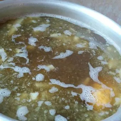 Siapkan panci isi air lalu tunggu hingga mendidih kemudian masukkan kuping gajah, udang yang sudah diblender dan tumisan wortel dan bengkuang lalu tambahkan garam, kaldu jamur dan lada. masak hingga matang.