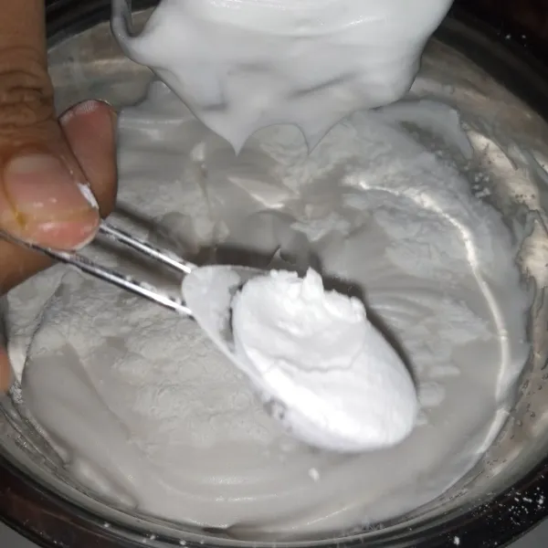 Masukkan tepung maizena sedikit demi sedikit sambil dimixer pelan cukup rata.