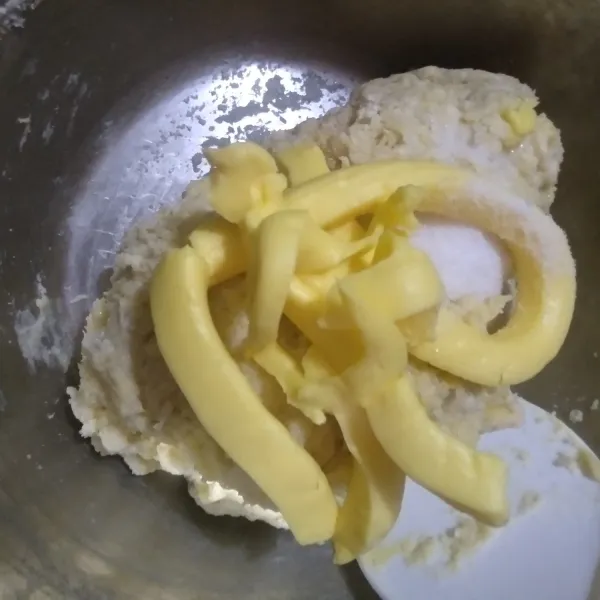 Aduk sampai rata lalu masukkan garam dan margarin