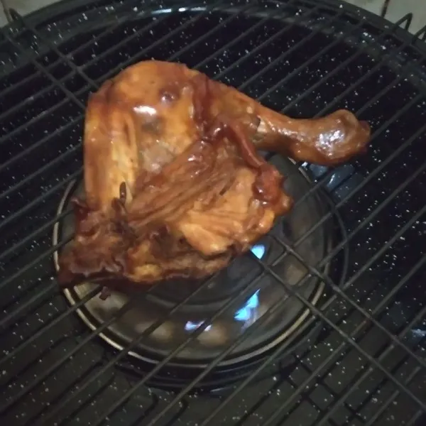 Bakar ayam sambil dioles sisa bumbu ungkep hingga matang.