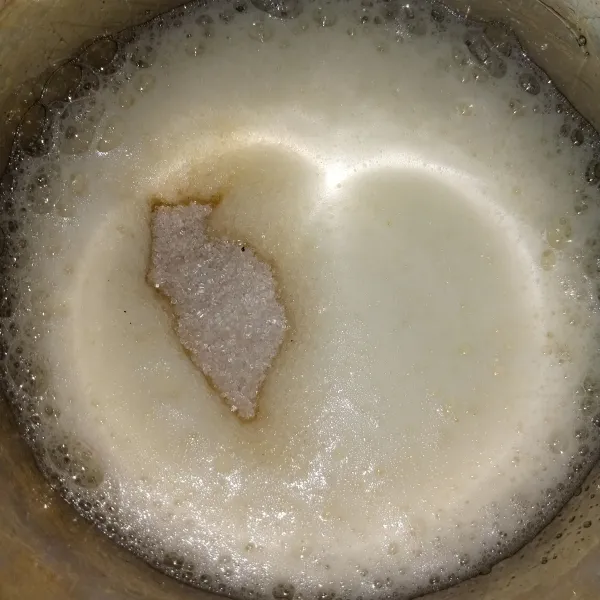 Mixer putih telur hingga berbusa kemudian masukkan gula pasir sedikit demi sedikit hingga dimixer perlahan lahan.