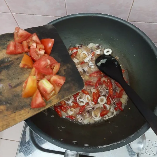 Kemudian setelah matang masukkan tomat yang sudah diiris, koreksi rasa, setelah dirasa pas hidangkan.