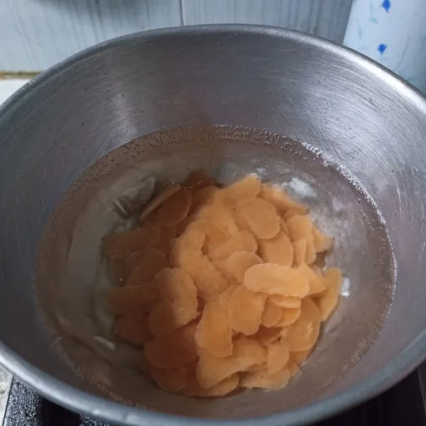 Rebus kerupuk udang hingga matang.