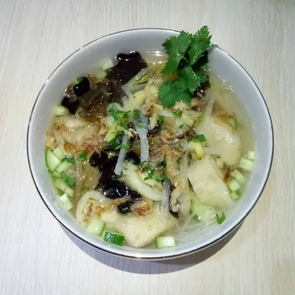 tambahkan potongan timun, daun sop dan bawang vegetarian.