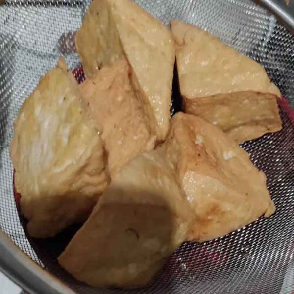 1 buah tahu dibagi menjadi 2 bagian. goreng hingga kecoklatan.