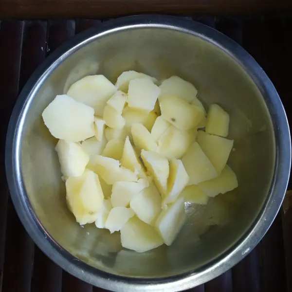 Potong-potong kentang, kemudian rebus hingga lunak, tiriskan.