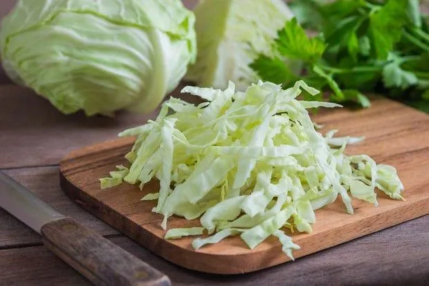 cara membuat bawang goreng vegetarian : potong kol menjadi kecil. lalu goreng dengan api kecil.