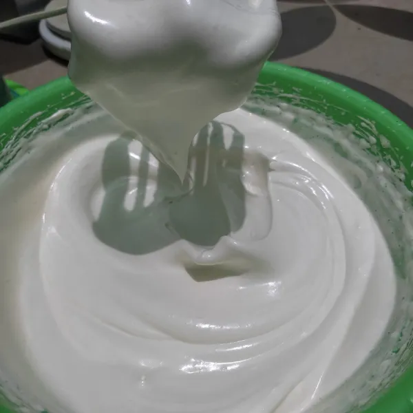 Mixer telur, gula dan SP dengan kecepatan tinggi, hingga putih dan berjejak.