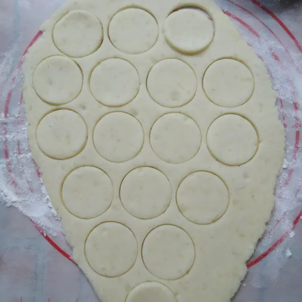 Taburi baking mat dengan maizena, gilas adonan hingga tipis (1 cm). Cetak bulat dengan ring cutter.