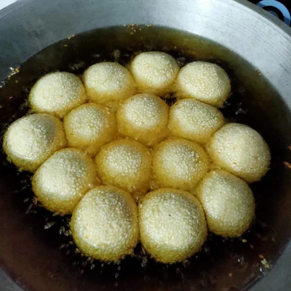 Panaskan minyak secukupnya, masukkan onde ke dalam minyak yang belum panas api kecil, biarkan mengembang/ melar terlebih dahulu, balik onde diamkan beberapa saat, kemudian besarkan goreng hingga kecoklatan, angkat.