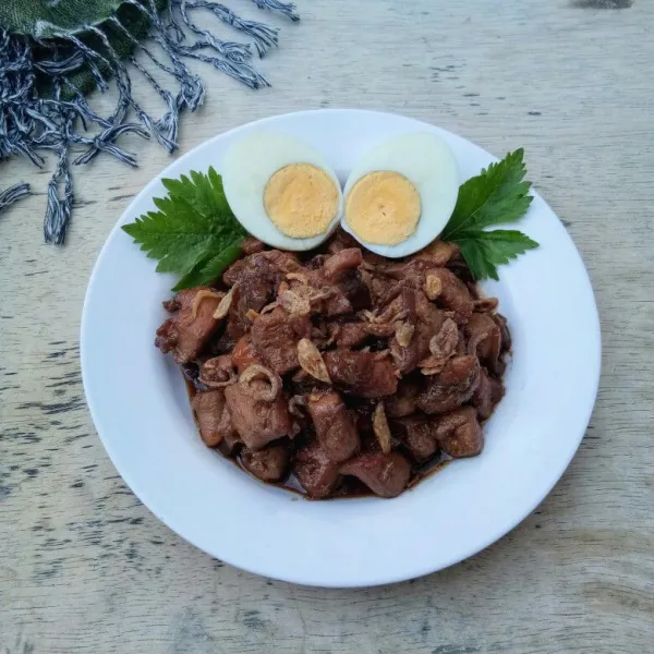 Pindahkan ke piring, taburi dengan bawang merah goreng dan siap disajikan dengan telur rebus dan nasi hangat.