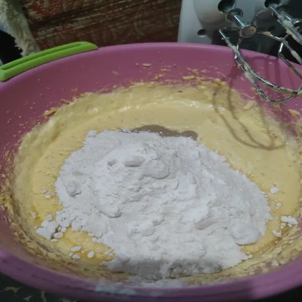 Disisi lain haluskan pisang, dan masukkan ke dalam adonan tadi tambah tepung, mixer sampai merata.