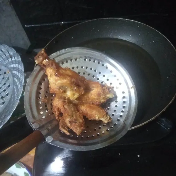 Panaskan minyak, goreng ayam hingga kuning kecoklatan. Angkat dan tiriskan.