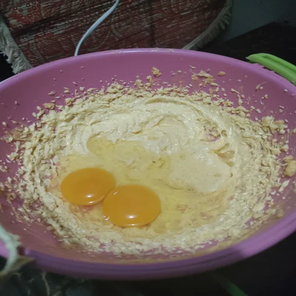 Mixer gula pasir dengan mentega sampai mengembang, lalu masukkan telur dan vanilla essence, mixer kembali dengan kecepatan sedang.
