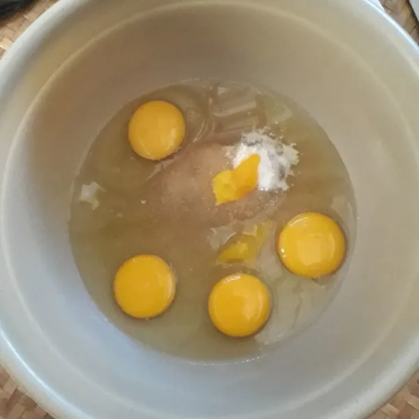 Dalam baskom masukkan telur, gula, emulsifier, dan vanila bubuk.