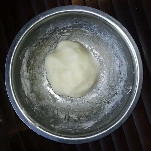 Uleni hingga adonan dapat dibentuk, dapat ditambahkan maizena jika dirasa kurang.