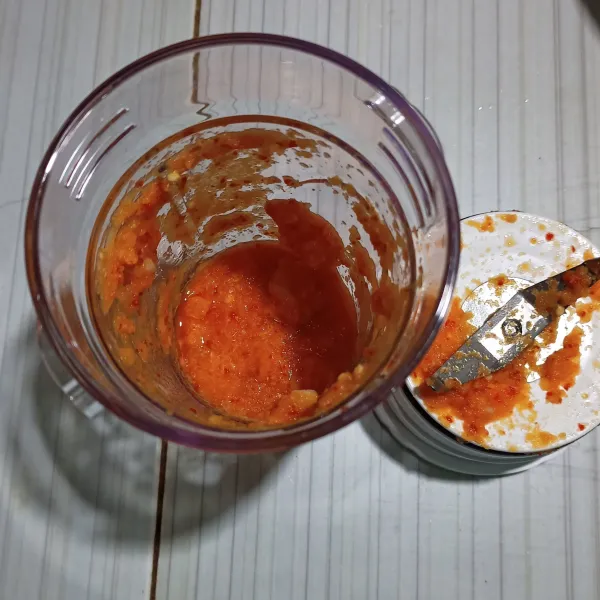 Haluskan bumbu dengan blender.