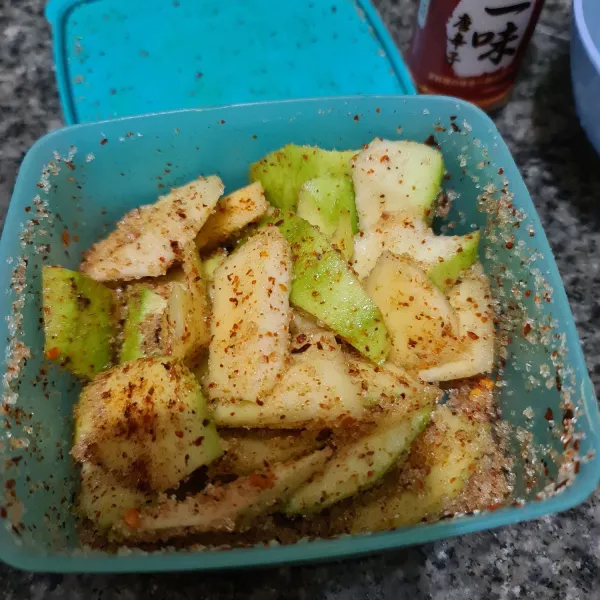 Lalu tutup dan kocok hingga semua tercampur rata.