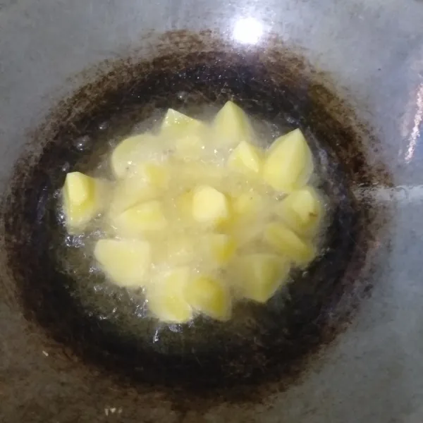 Kupas lalu cuci bersih kentang. Kemudian potong-potong dan goreng sampai matang.